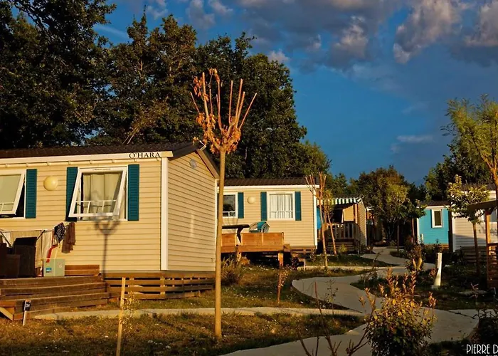 Mobil Confortable Avec Terrasse Pour 6 Personnes - Api-1-52-986 *